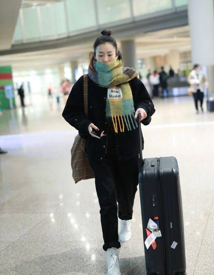 2025女明星最新街拍，时尚潮流引领者的前沿风采观察